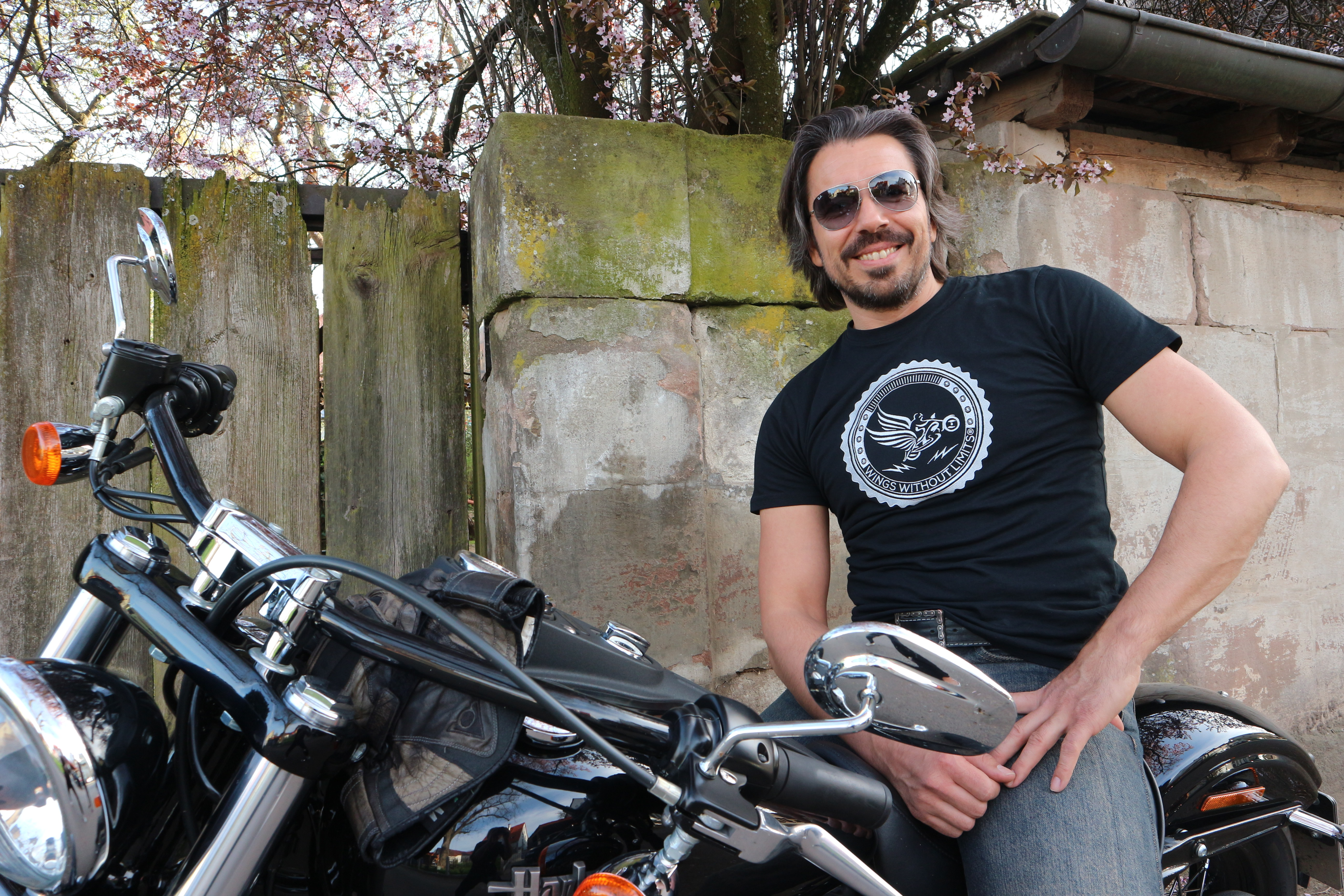 Business Biker Look – T-Shirt auf Harley im Retro-Stil
